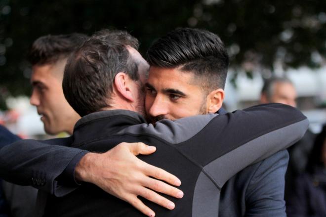 Carmona se funde en un abrazo con Falo, el hermano de Quini (Foto: Luis Manso).