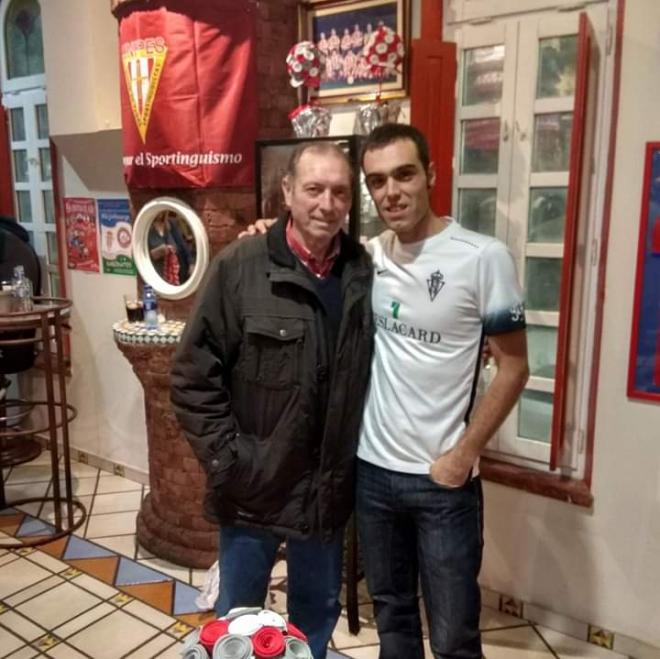 El aficionado del Sporting José Antonio Vigil junto a Quini en la inauguración de una peña.