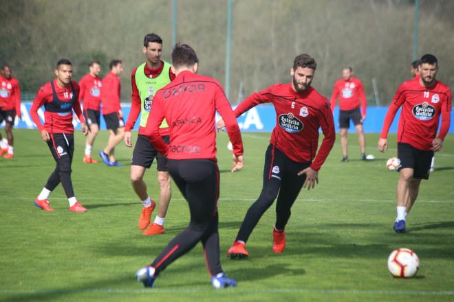 Los jugadores del Deportivo realizan un rondo en Abegondo (Foto: Iris Miquel).