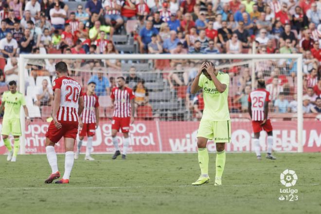 Verdasca se lamenta amargamente tras un gol del Almería (Foto: LaLiga).