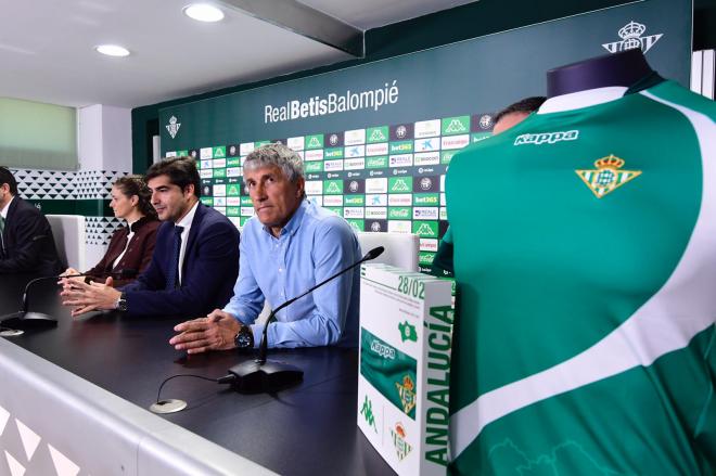 Setién y Haro en la presentación de la camiseta del Betis por el Día de Andalucía. (Foto: Kiko Hurtado).