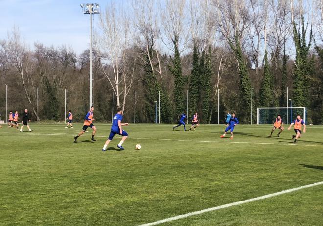 Una acción del entrenamiento del Oviedo este jueves (Foto: RealOviedo).