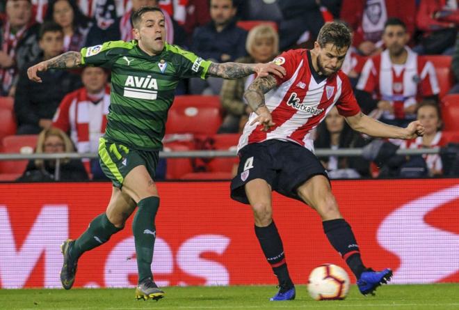 Iñigo Martínez supera a Rubén Peña en el último Athletic-Eibar (Foto: EFE).