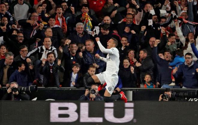 Rodrigo celebra el gol que mete al Valencia en la semifinal.