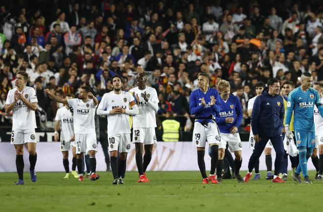 Los jugadores del Valencia CF celebran un triunfo en Mestalla. (Foto: David González)