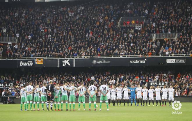 Minuto de silencio a Waldo Valencia-Betis. (Foto: LaLiga)