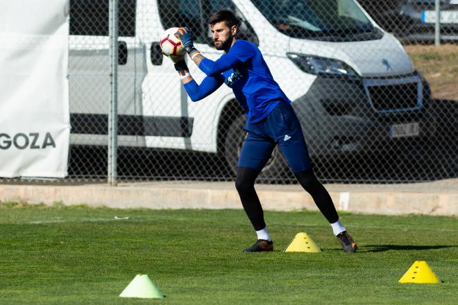 Álvaro Ratón en un entrenamiento del Real Zaragoza en la Ciudad Deportiva (Foto: Daniel Marzo).