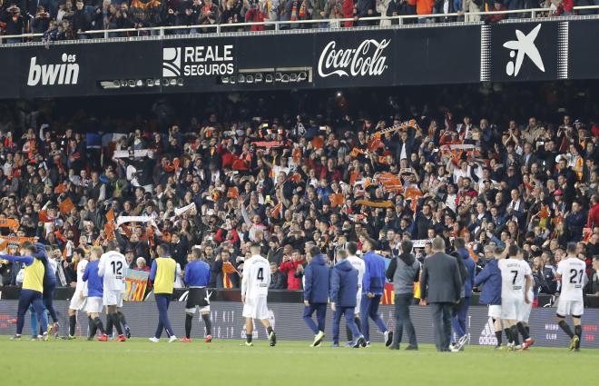 El Valencia celebra con su afición su pase a la final de Copa (Foto: David González)