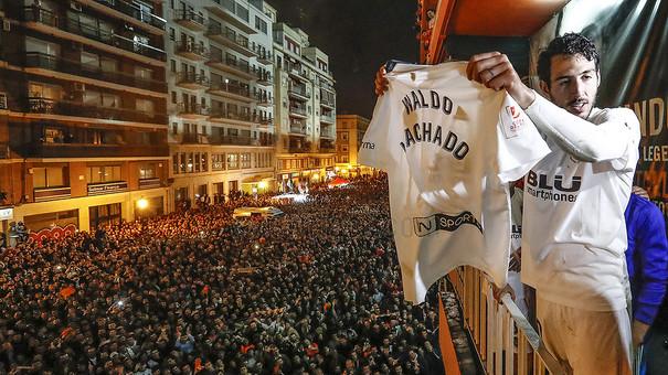 Parejo sacó la camiseta de Waldo Machado. (Foto: Valencia CF)