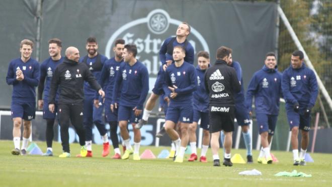 Varios jugadores del Celta, durante un entrenamiento del Celta en A Madroa (Foto: RCCV).