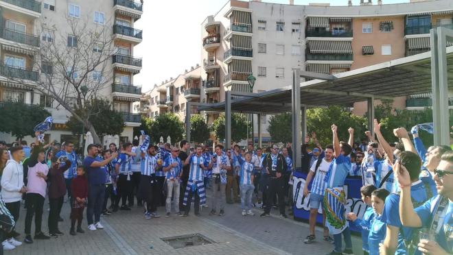 Aficionados del Málaga en las calles de Córdoba antes del inicio del partido.