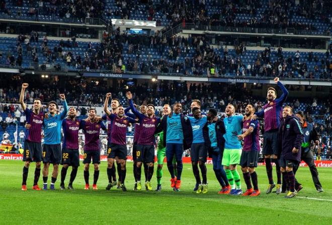 Los jugadores del Barça celebran la victoria sobre el césped del Santiago Bernabéu.