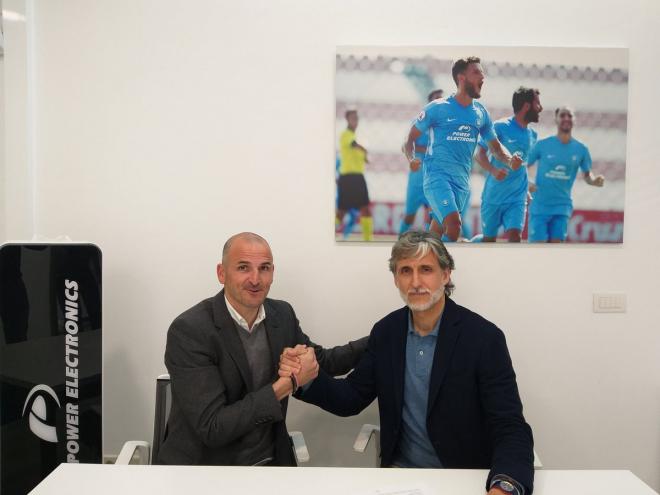 Fernando Soriano y Pablo Alfaro, durante la firma del contrato del entrenador (Foto: UDI).