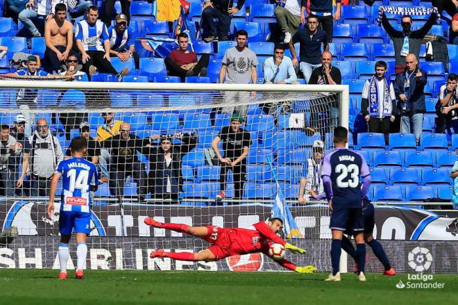 Diego López detiene el penalti que lanzó Sergi Guardiola en el RCDE Stadium (Foto: LaLIga).