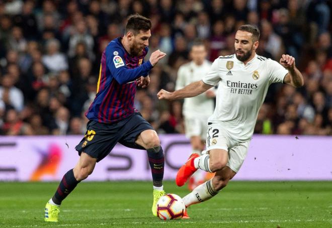 Dani Carvajal intenta regatear a Leo Messi.