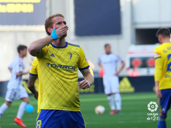 Álex Fernández celebra su gol en el Cádiz-Albacete (Foto: LaLiga).