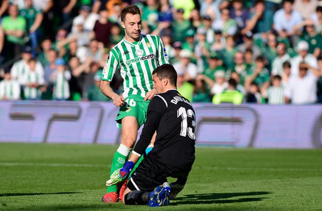 Loren Morón falla un mano a mano con David Soria. (Foto: Kiko Hurtado)