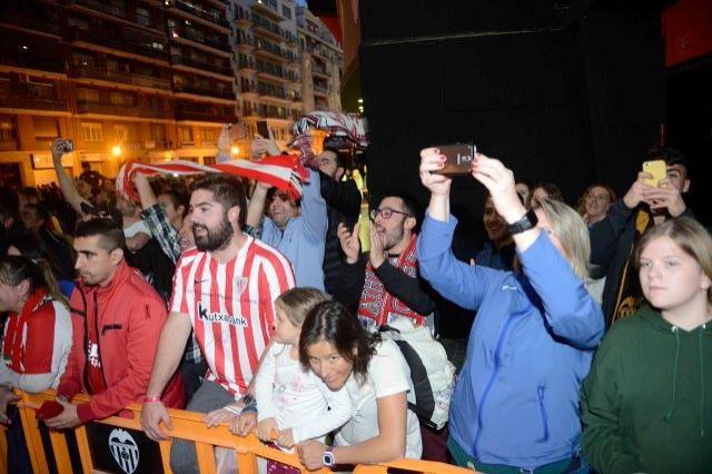 Aficionados del Athletic reciben al equipo rojiblanco a su llegada a Mestalla (Foto: Athletic Club).