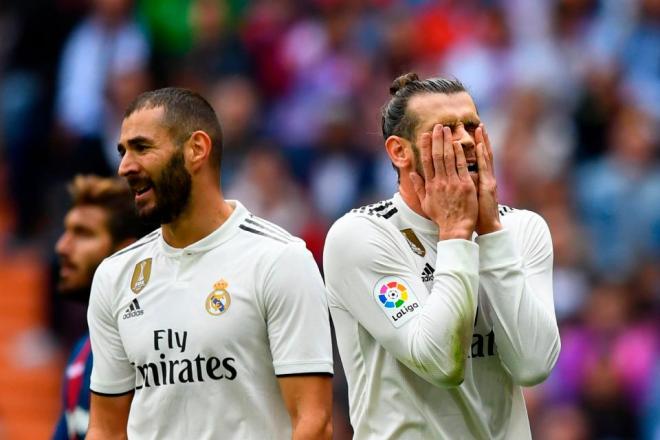 Karim Benzema y Gareth Bale se lamentan tras una ocasión fallada.