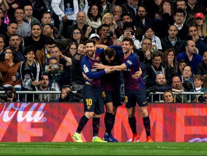 Rakitic celebra su gol en el Santiago Bernabéu con Messi y Sergi Roberto.