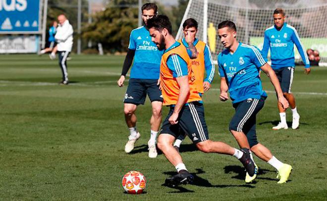 Isco conduce el balón en un entrenamiento del Real Madrid.