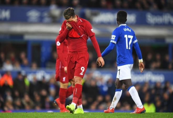 Roberto Firmino se lamenta durante el derbi Everton-Liverpool.