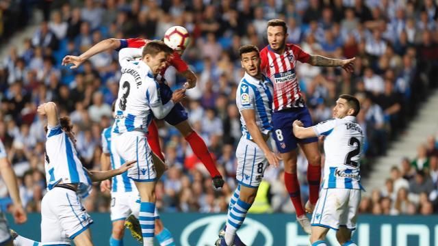llorente y Merino pugnan por un balón por alto ante el Atlético de Madrid. (Foto: LaLiga)