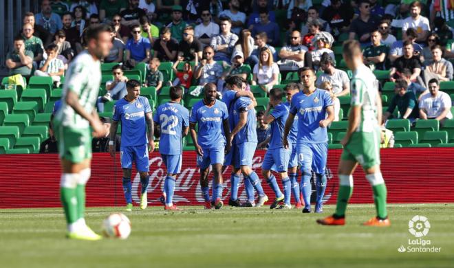 Los jugadores del Getafe celebran un gol al Real Betis