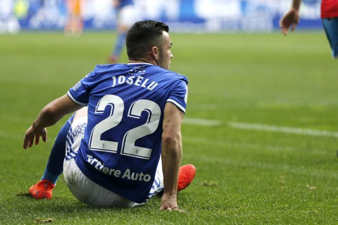 Joselu, sobre el césped, durante una acción ante el Lugo (Foto: Luis Manso).