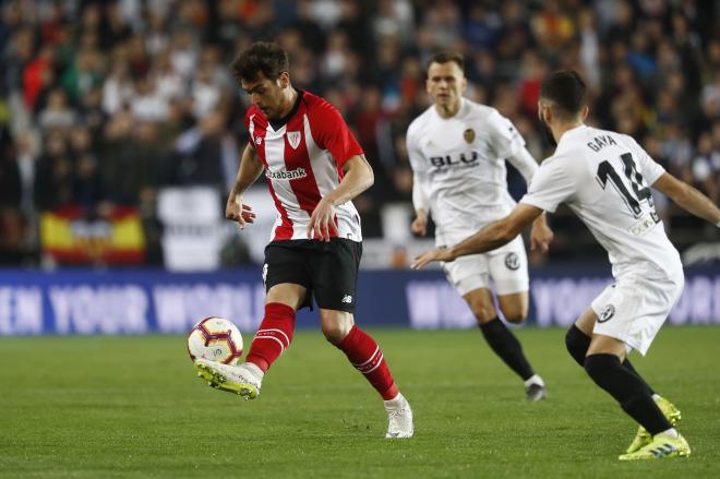 Ibai Gómez controla un balón en el Valencia-Athletic (Foto: David González).