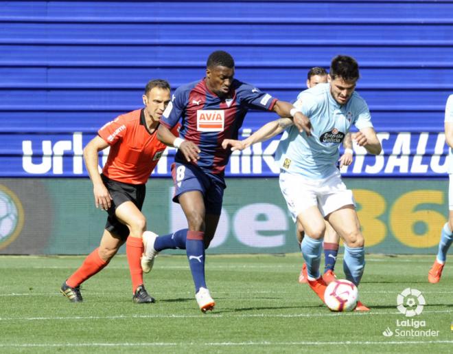 Okay Yokuslu y Pape Diop, en una acción del Éibar-Celta (Foto: LaLiga).