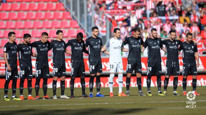 Los jugadores del Sporting, durante el minuto de silencio previo a su partido contra el Numancia (Foto: LaLiga).