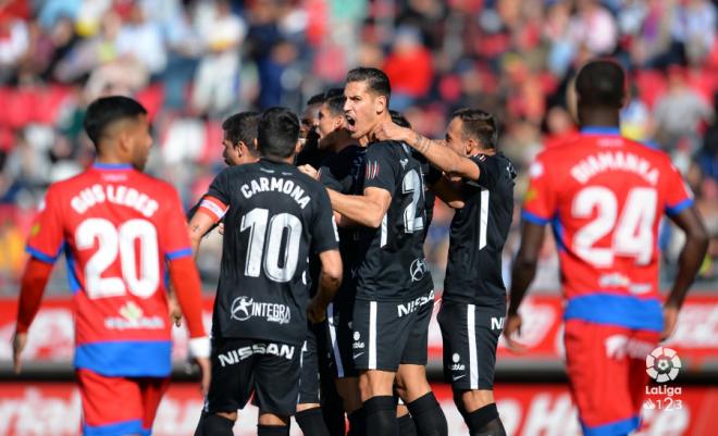 Álex Alegría celebra junto a sus compañeros su gol en el Numancia-Sporting (Foto: LaLiga).