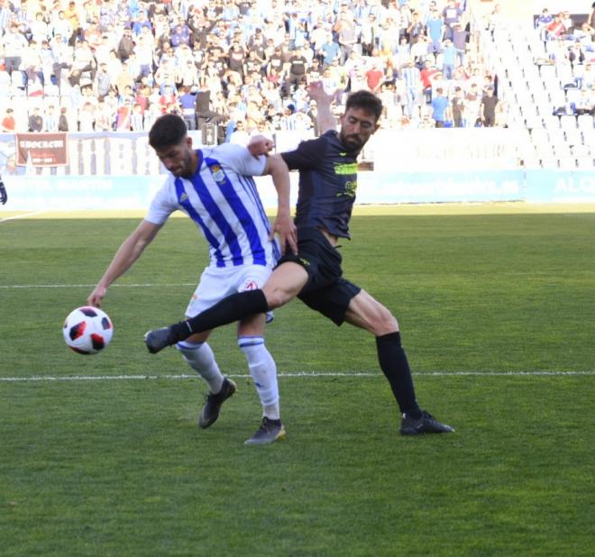 Caye Quintana forcejea con un jugador de El Ejido. (Clara Verdier)