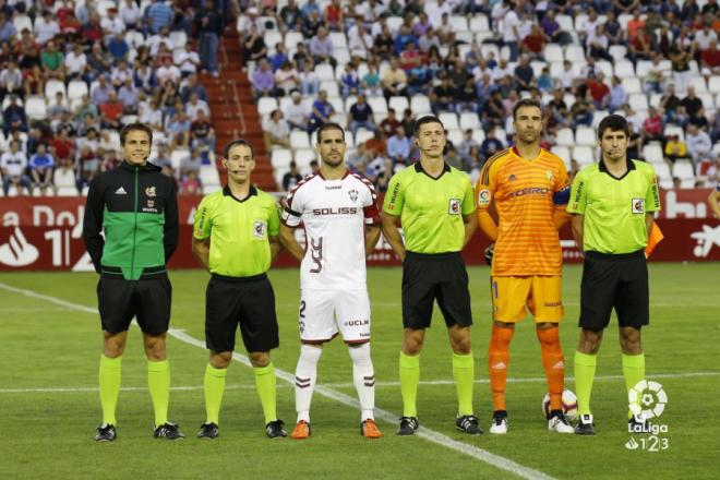 El árbitro César Soto Grado posa con Cifuentes y Arroyo antes del Albacete-Cádiz (Foto: LaLiga).