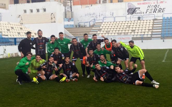 Los jugadores del Antequera celebran el triunfo ante el Motril (Foto: Antequera CF).