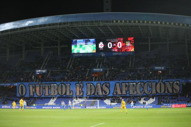 Pancarta de la afición del Dépor en el partido contra el Alcorcón quejándose de los horarios (Foto: Iris Miquel).