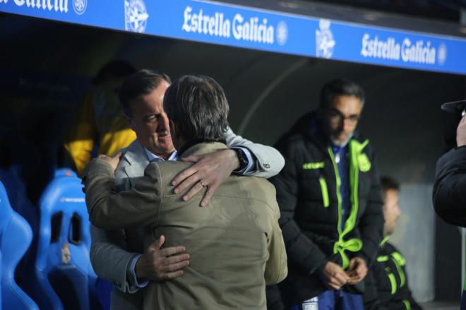 Cristóbal Parralo y Natxo González se saludan antes del Dépor-Alcorcón (Foto: Iris Miquel).