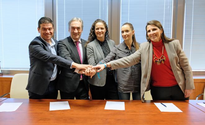 Foto de los firmantes del acuerdo para la celebración de la Copa de España de fútbol sala en Málaga en 2020.
