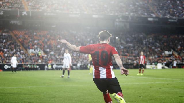 El bilbaíno Ibai Gómez bota un córner ante el Valencia en Mestalla (Foto: LaLiga).