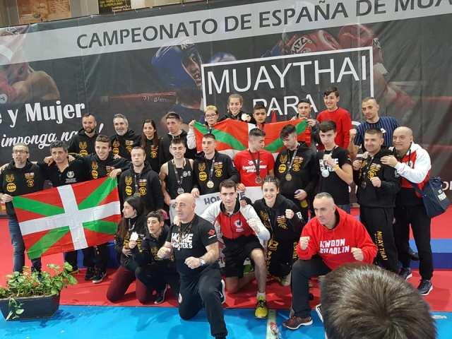 Los luchadores del Kwoon Shaolin con sus trofeos en Guadalajara (Foto: Kwon Shaolin).