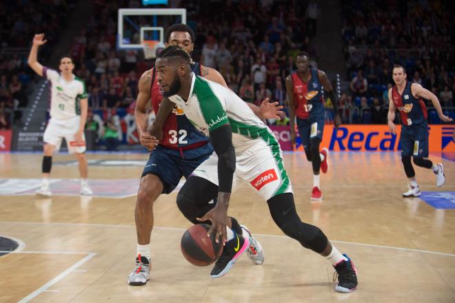 Mathias Lessort intenta penetrar ante el Baskonia (ACB Photo – A Bouzo).