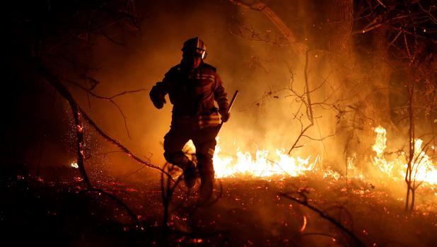 Los bomberos trabajan a destajo contra las llamas que asolan Asturias (Foto: EFE).