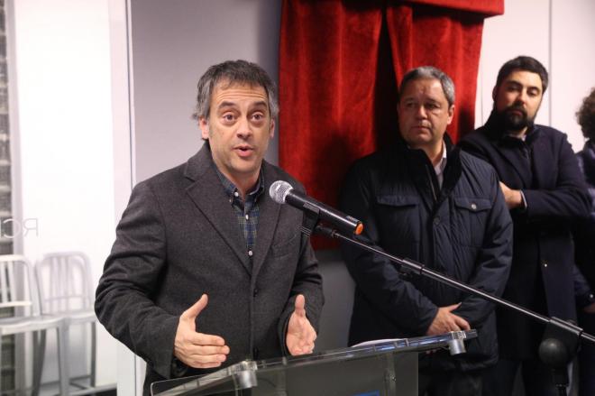 Xulio Ferreiro, alcalde de A Coruña, en el acto de la placa conmemorativa por la obra de la cubierta de Riazor (Foto: Iris Miquel).