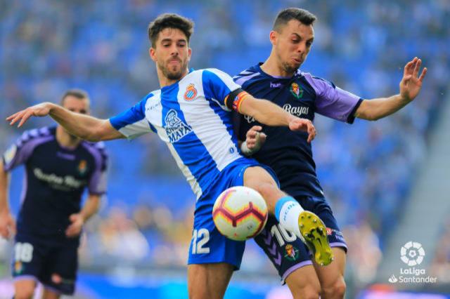Óscar Plano pugna por un balón con Dídac Vilà en el RCDE Stadium. (Foto: LaLiga)