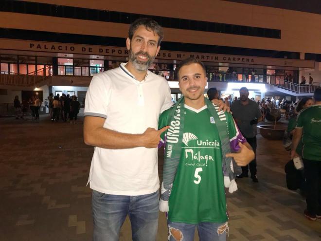 Berni Rodríguez, con un aficionado del Unicaja en una imagen reciente.