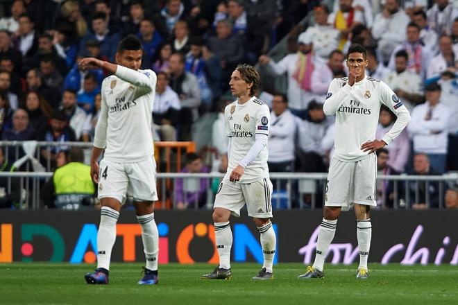 Casemiro, Modric y Varane se lamentan tras un gol del Ajax.