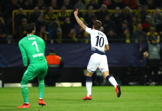 Kane celebra su gol ante el Ajax.