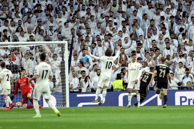 Ziyech celebra su gol al Real Madrid.