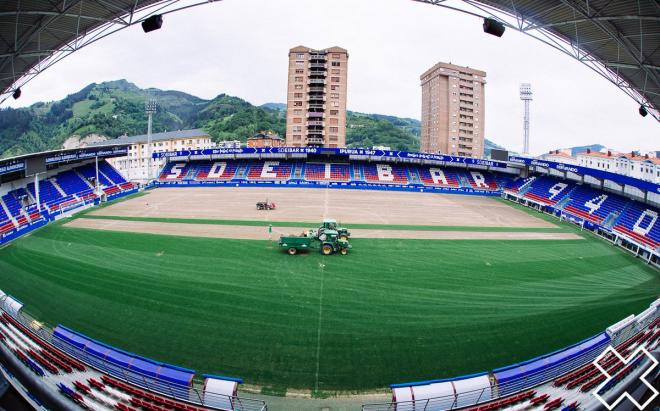 El estadio de Ipurúa, cambiando el césped (Foto: SDE).